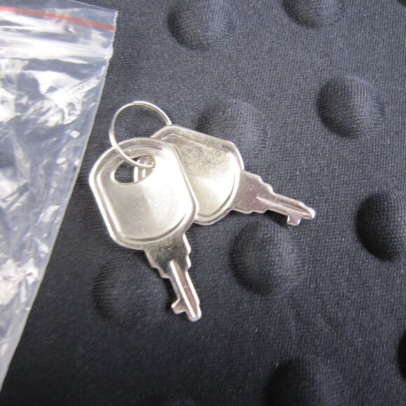 Vanguard Silver Aluminum Lock Briefcase with Two Keys 18" x 13" x 3" - Picture 8 of 16